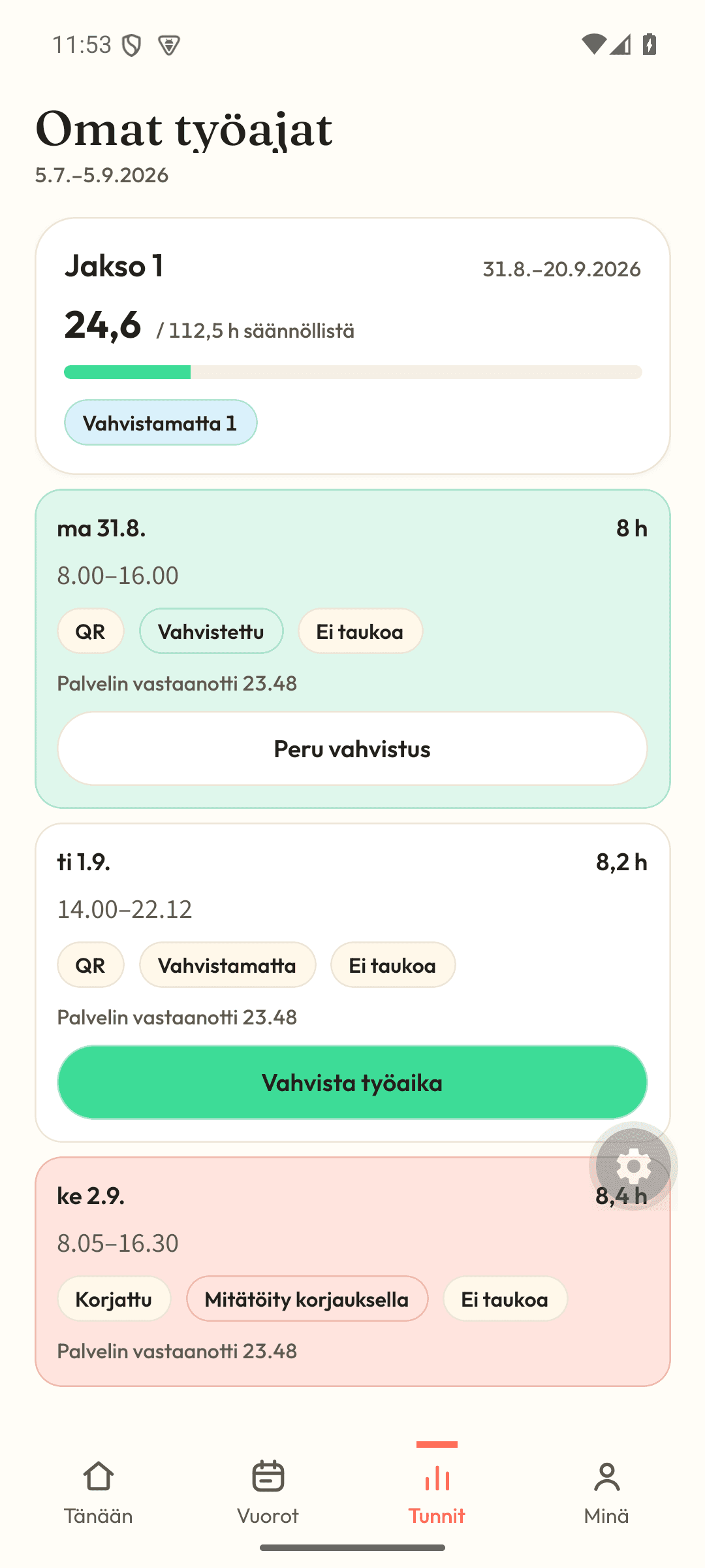 Plana's hours view on mobile: total hours for the period and clock-ins by day, each marked with QR and whether it is confirmed.